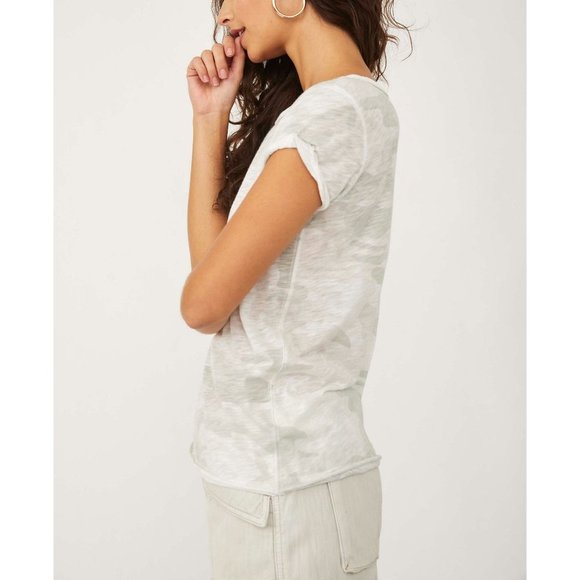 🎉LAST CHANCE🎉 NWT Free People Printed Clare Tee / Ice Combo - Picture 2 of 6